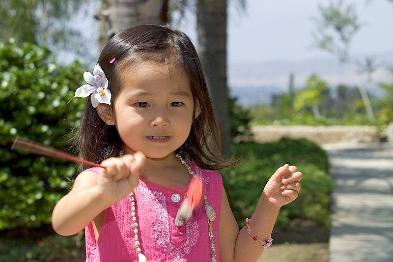 20040703 144838 2246
Ximina shakes some windmills, trying to get them to spin in the breeze.
